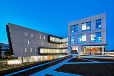 创新基地 堪萨斯大学商学院CFH教学楼设计欣赏
