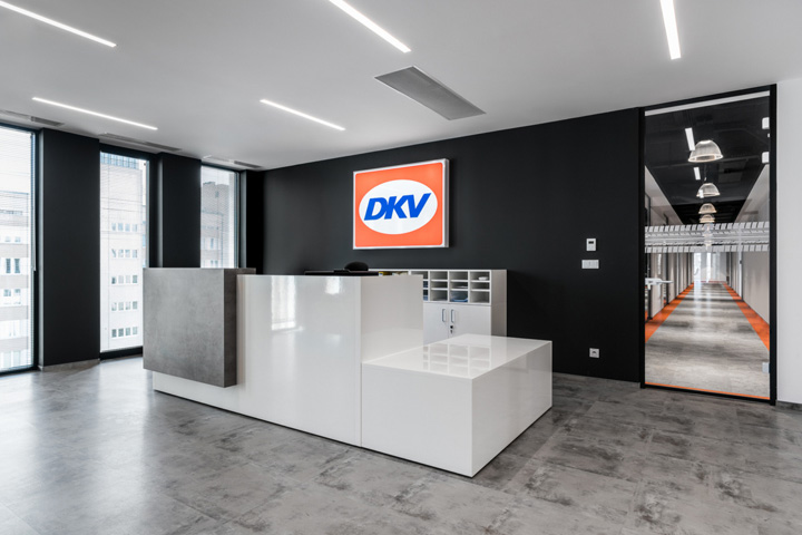 暗调黑白灰 DVK Euro Service华沙办公设计欣赏