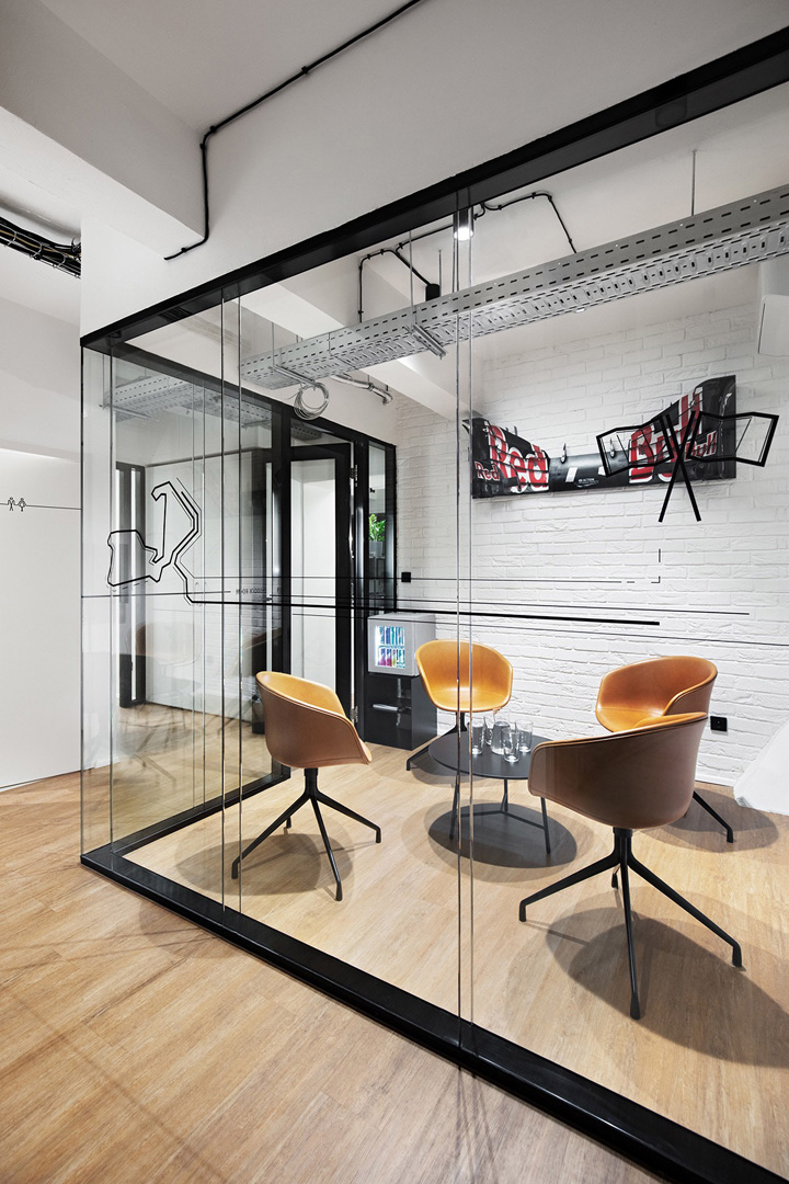 极简工业风 红牛Red Bull布拉格办公室升级改造设计欣赏