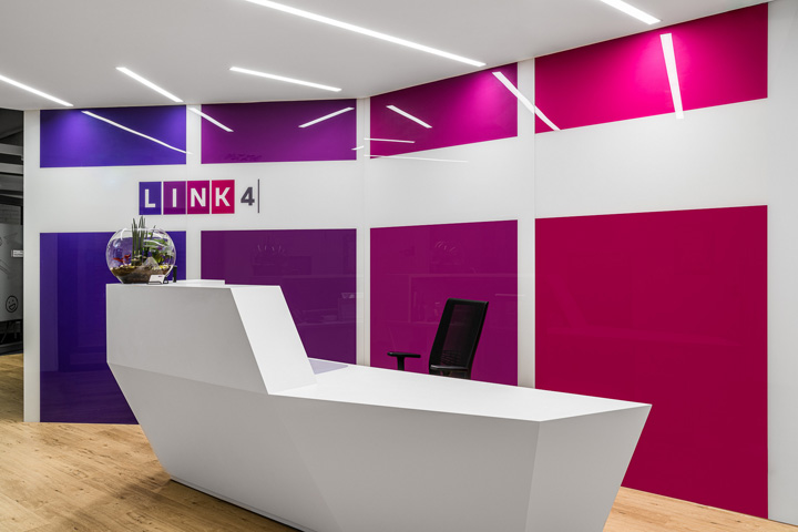 多彩插画 保险公司LINK4波兰华沙办公设计欣赏