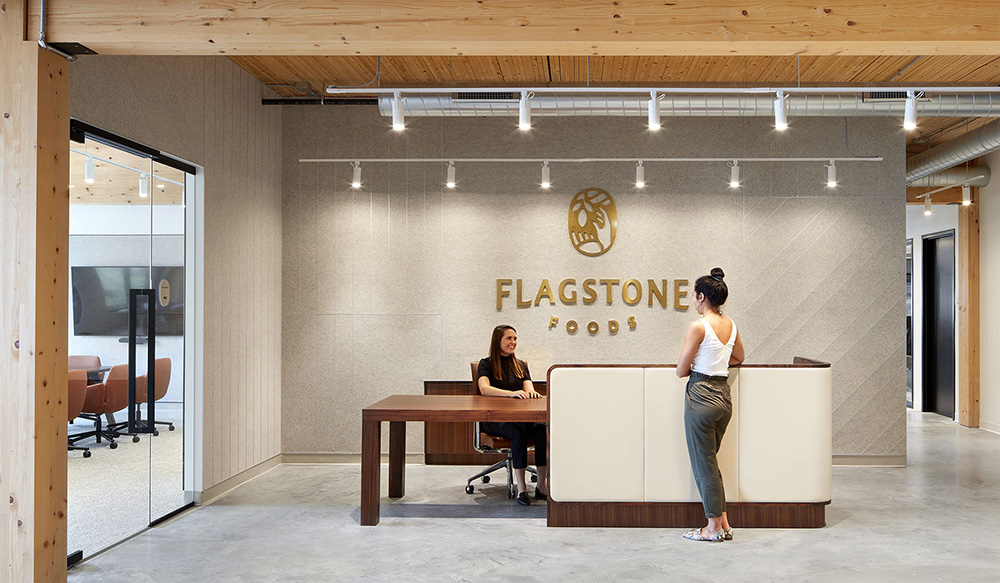温暖工业风 健康零食制造商Flagstone Foods明尼阿波利斯总部设计欣赏