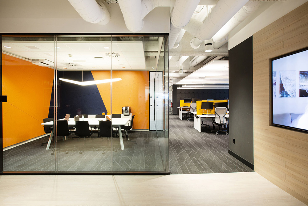 黑白与橙 软件公司Veeva Systems巴塞罗那欧洲总部设计欣赏