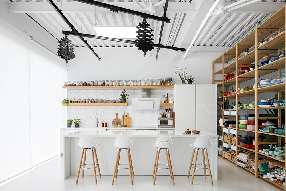 婉转流动  E-goi和Clavel’s Kitchen葡萄牙共享工作空间设计欣赏