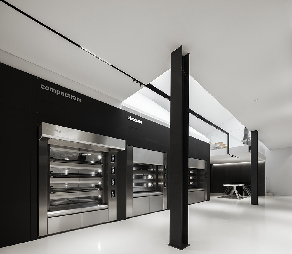 极简黑白 制造公司Ramalhos葡萄牙总部展厅与办公升级改造设计欣赏