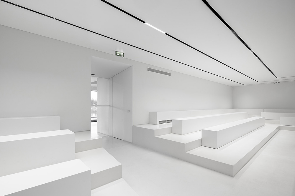 极简黑白 制造公司Ramalhos葡萄牙总部展厅与办公升级改造设计欣赏