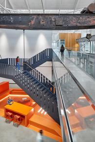 Building 78大型工业厂房改造的共享工作空间 吧台