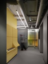 莫斯科Raiffeisen银行创新改造设计 走廊