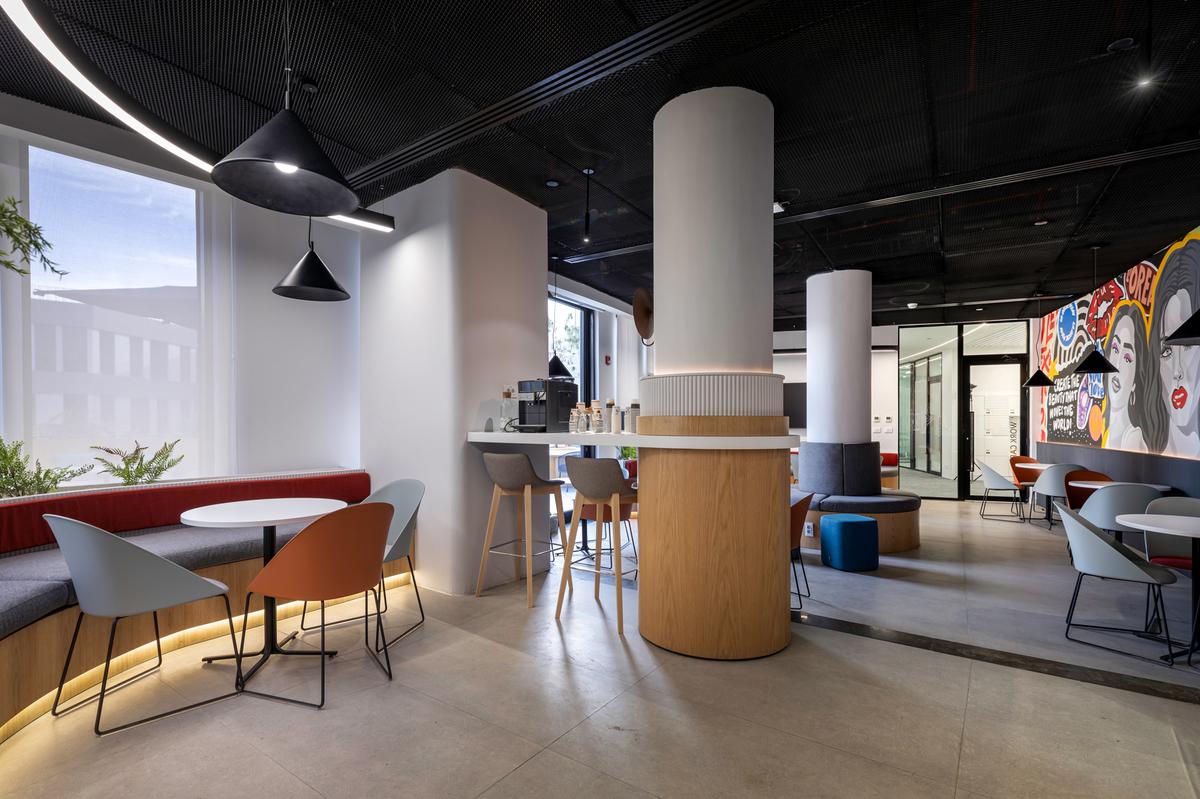 点击浏览大图 以美为名,构建灵感空间:欧莱雅开罗办公室设计解析