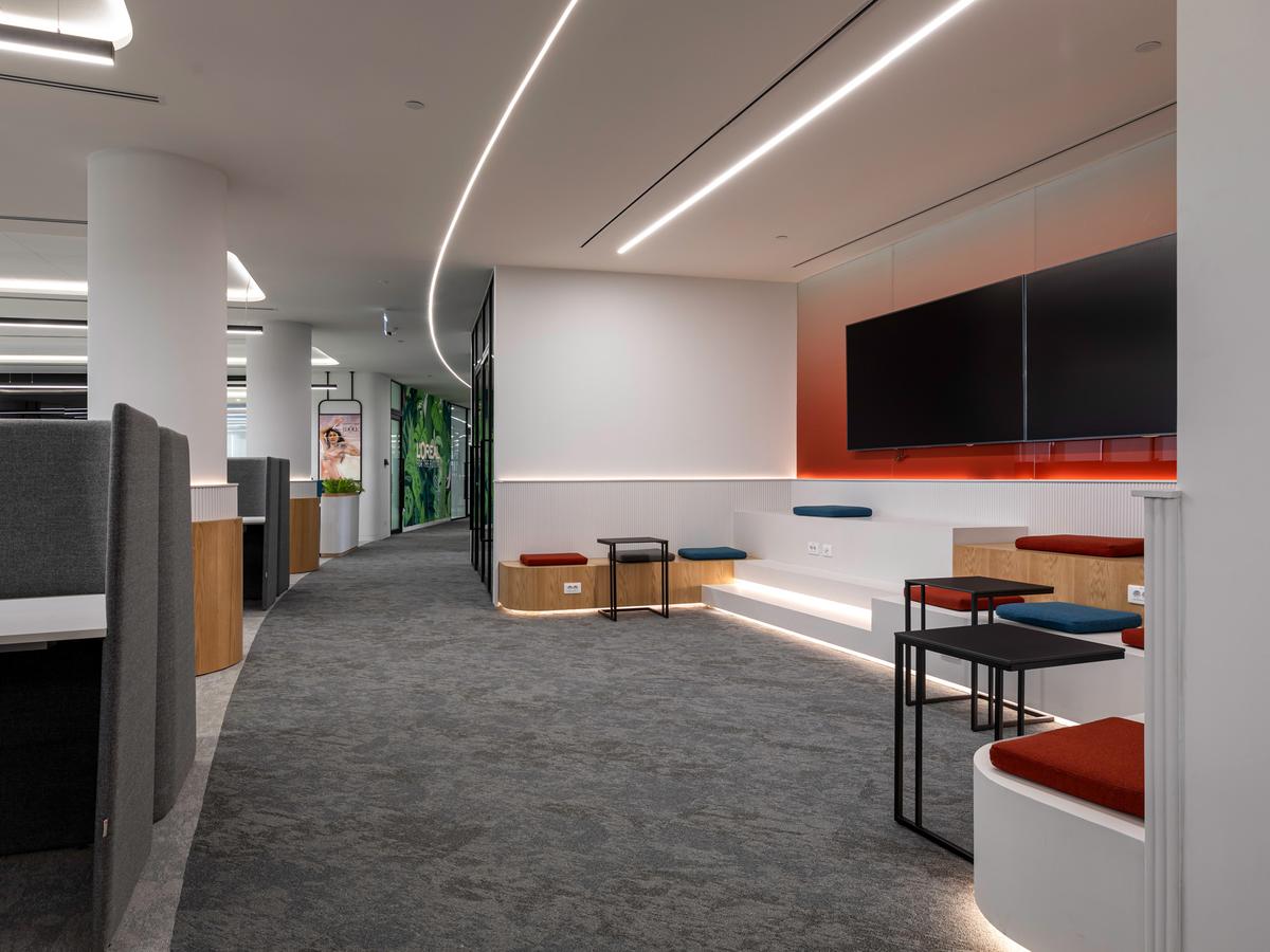 点击浏览大图 以美为名,构建灵感空间:欧莱雅开罗办公室设计解析