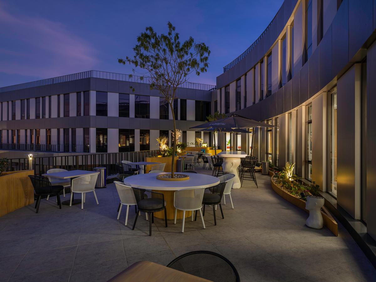 点击浏览大图 以美为名,构建灵感空间:欧莱雅开罗办公室设计解析