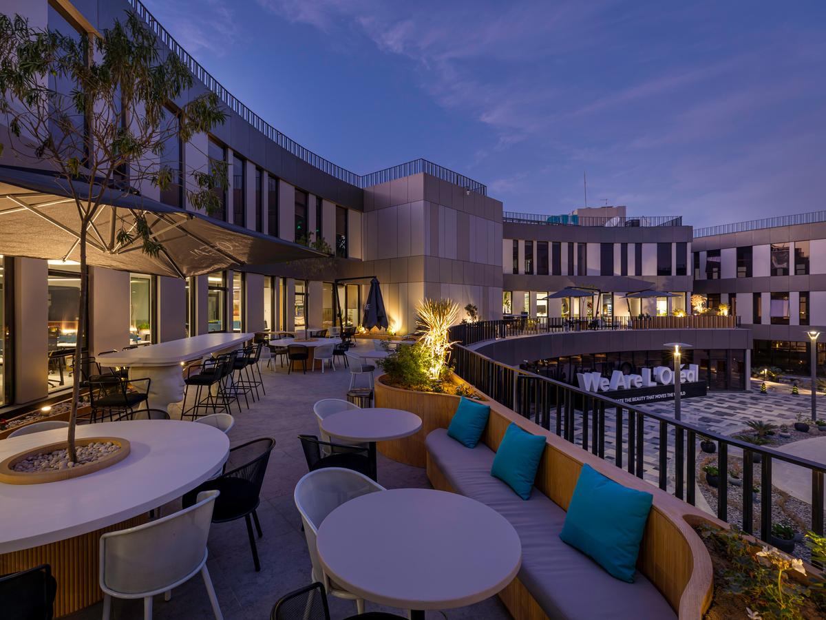 点击浏览大图 以美为名,构建灵感空间:欧莱雅开罗办公室设计解析