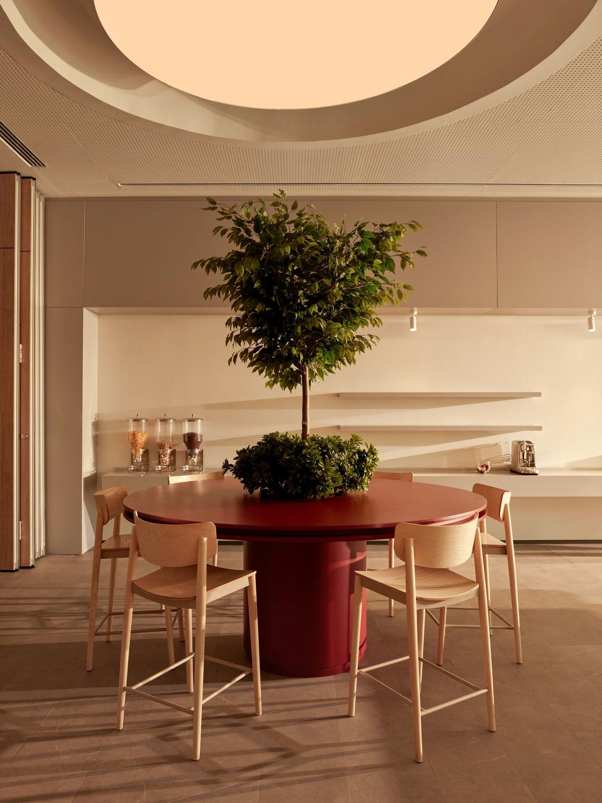 ȸ��Hilltown�칫�ң�������ԭ������Ա���Ҹ���