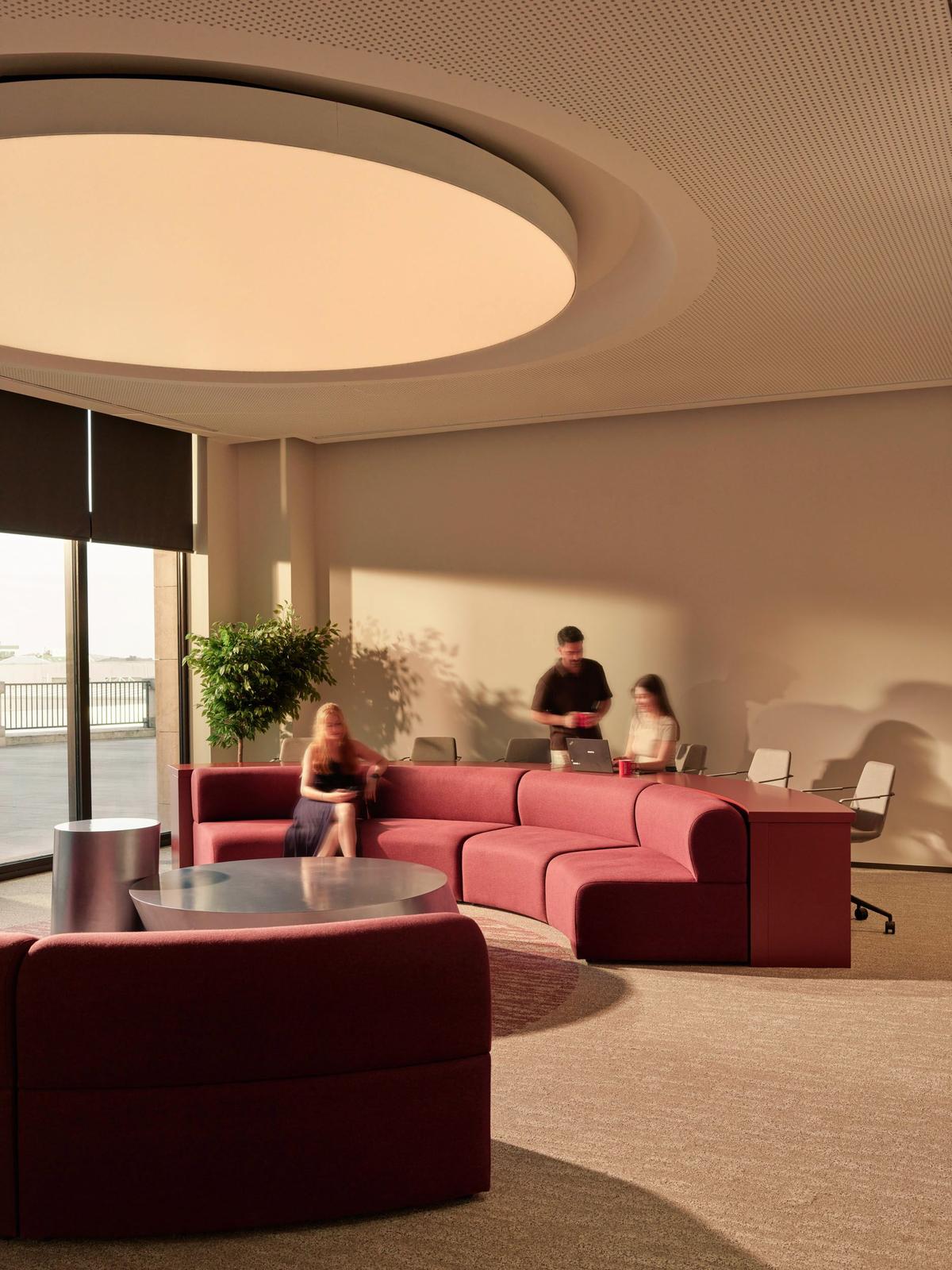 ȸ��Hilltown�칫�ң�������ԭ������Ա���Ҹ���