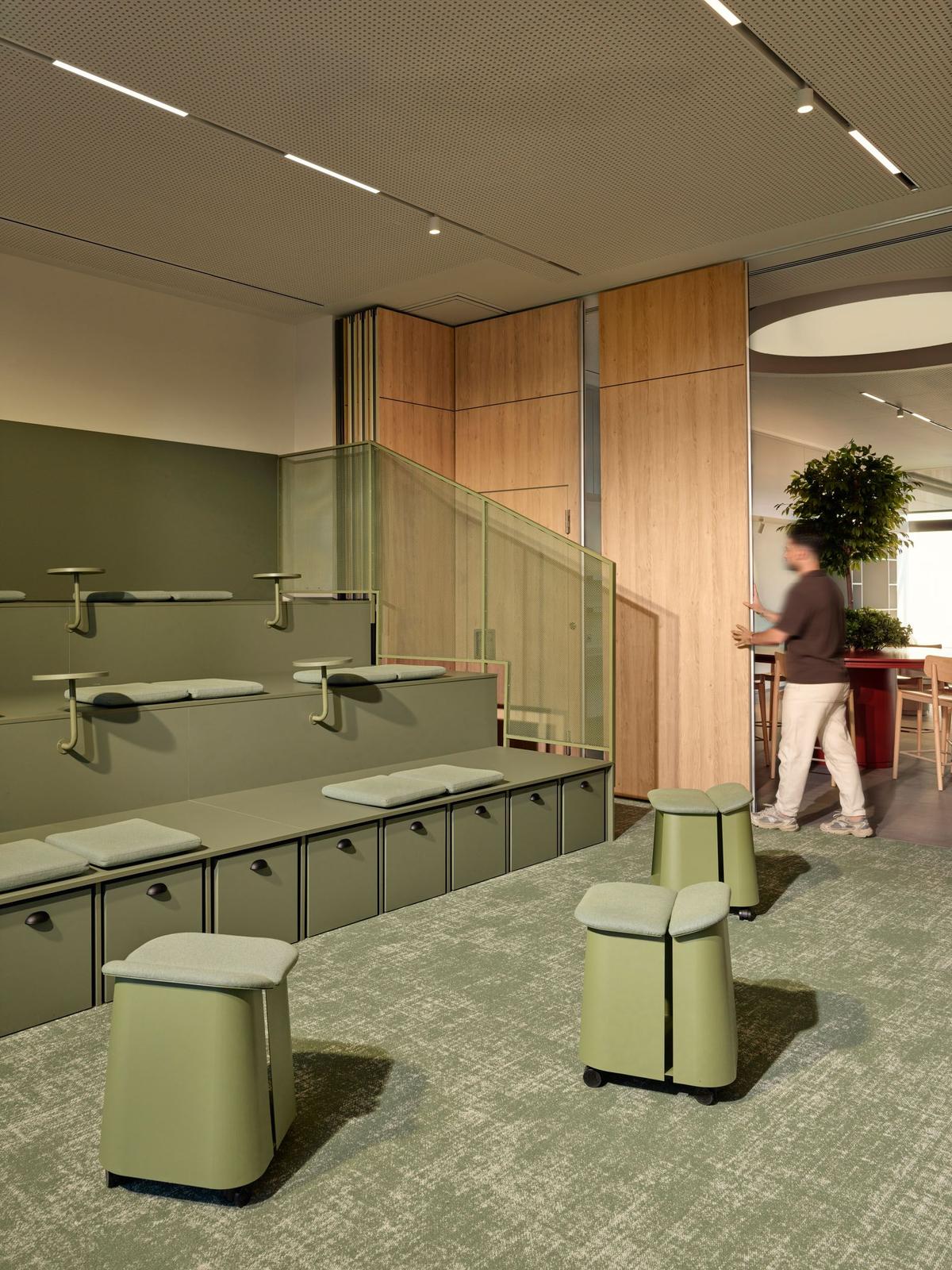 ȸ��Hilltown�칫�ң�������ԭ������Ա���Ҹ���