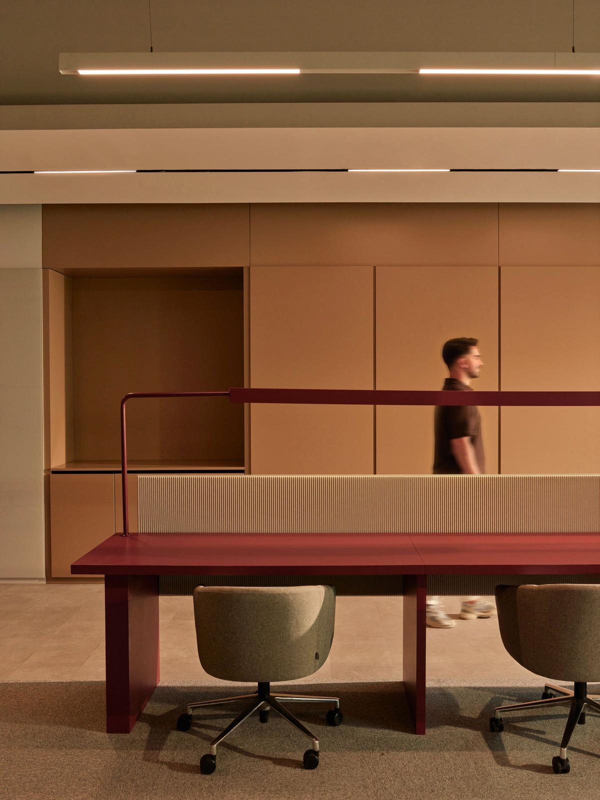 ȸ��Hilltown�칫�ң�������ԭ������Ա���Ҹ���