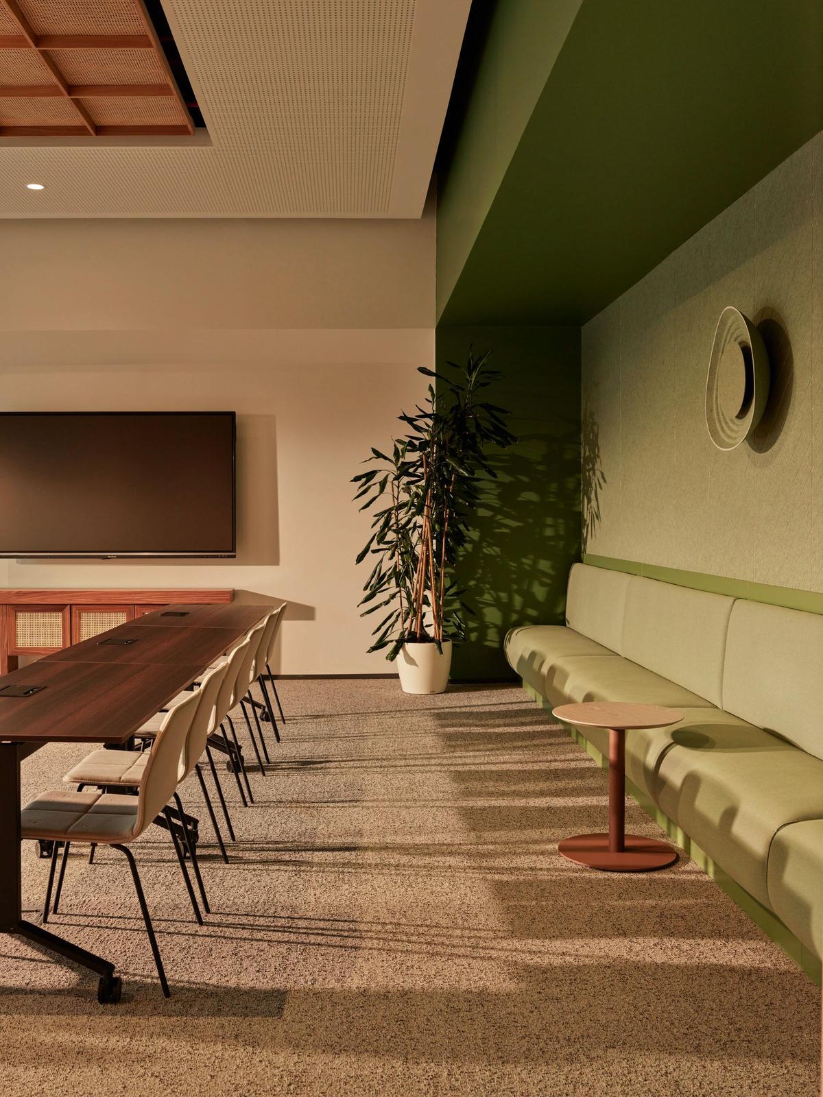 ȸ��Hilltown�칫�ң�������ԭ������Ա���Ҹ���