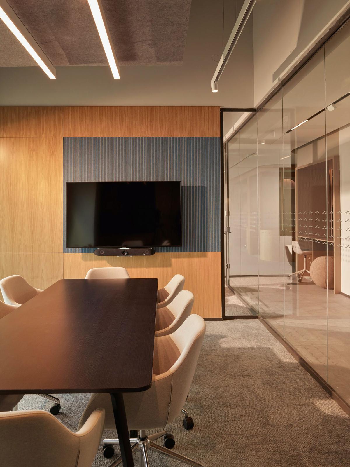 ȸ��Hilltown�칫�ң�������ԭ������Ա���Ҹ���