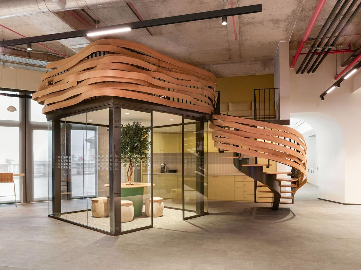 ȸ��Hilltown�칫�ң�������ԭ������Ա���Ҹ���