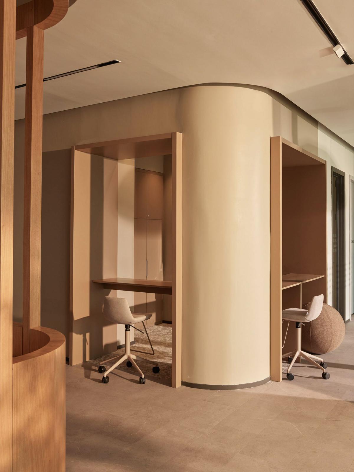 ȸ��Hilltown�칫�ң�������ԭ������Ա���Ҹ���