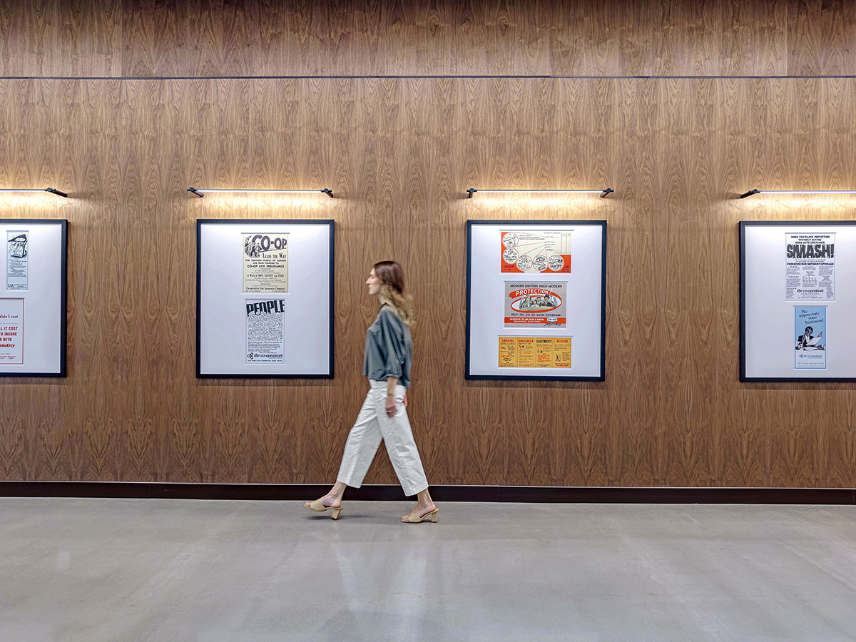 ���վ�ͷCo-operators�ܲ���˫������֤�Ľ���ʱ�а칫