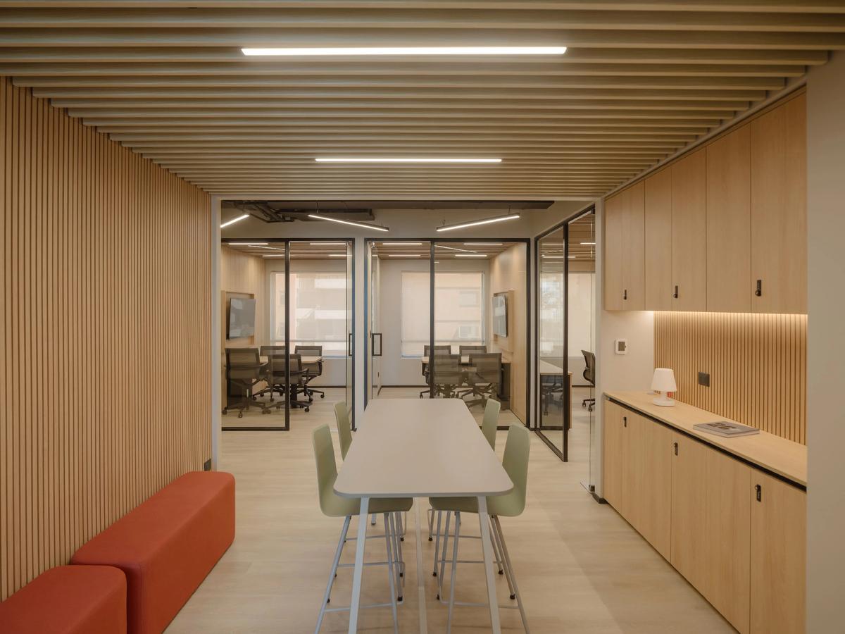 ����Transtel Nayax�칫��ƣ�������ľ�����Թ�Ӱ