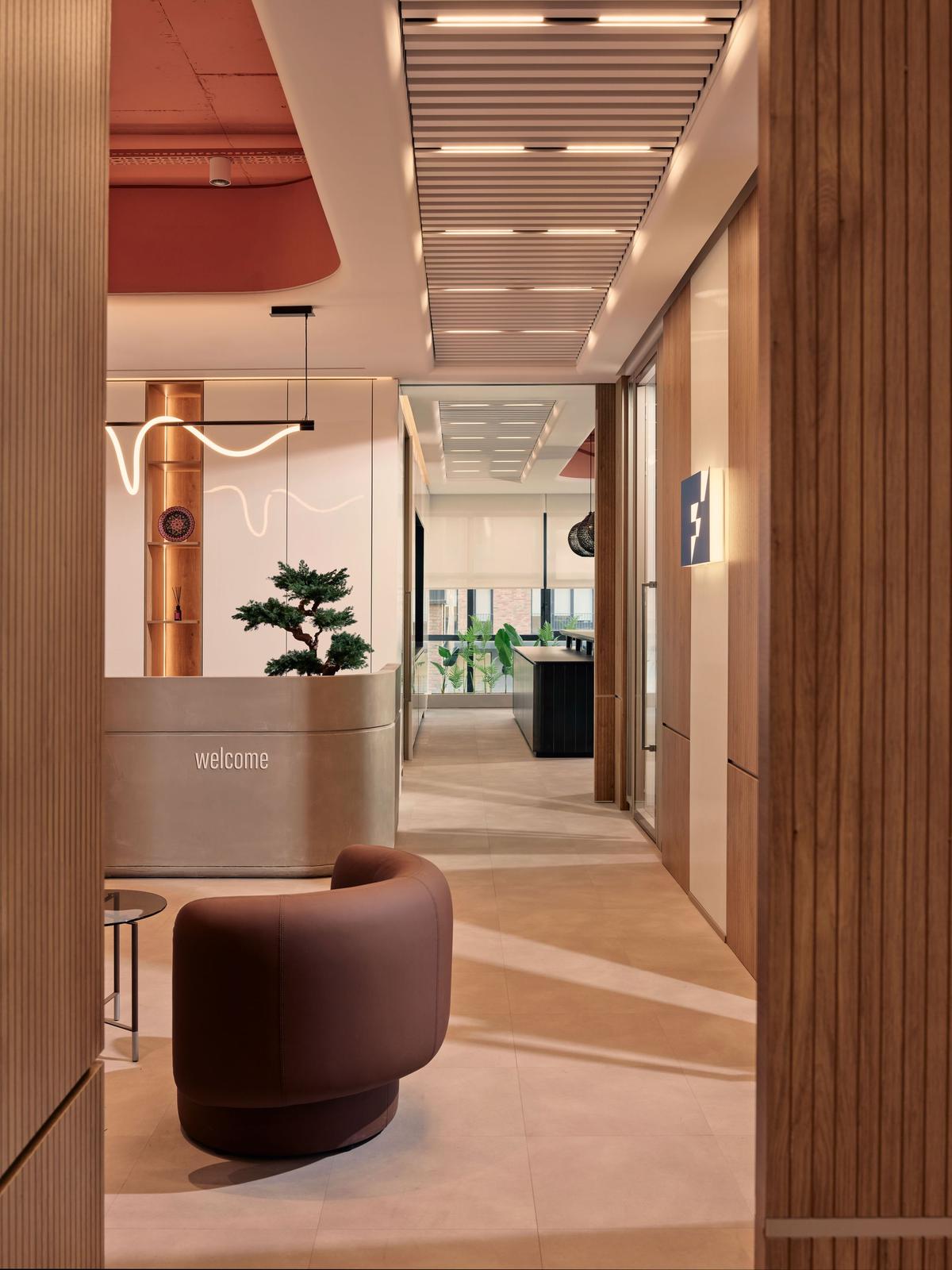 Feyzi ��ó��˹̹�����칫�ң������ʸи߶�����