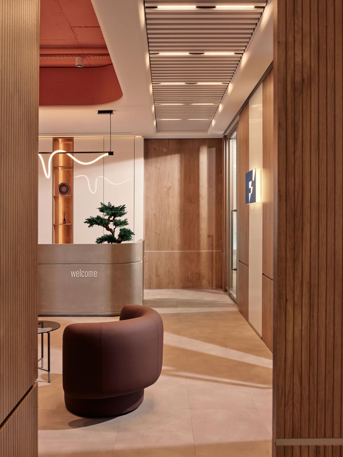 Feyzi ��ó��˹̹�����칫�ң������ʸи߶�����