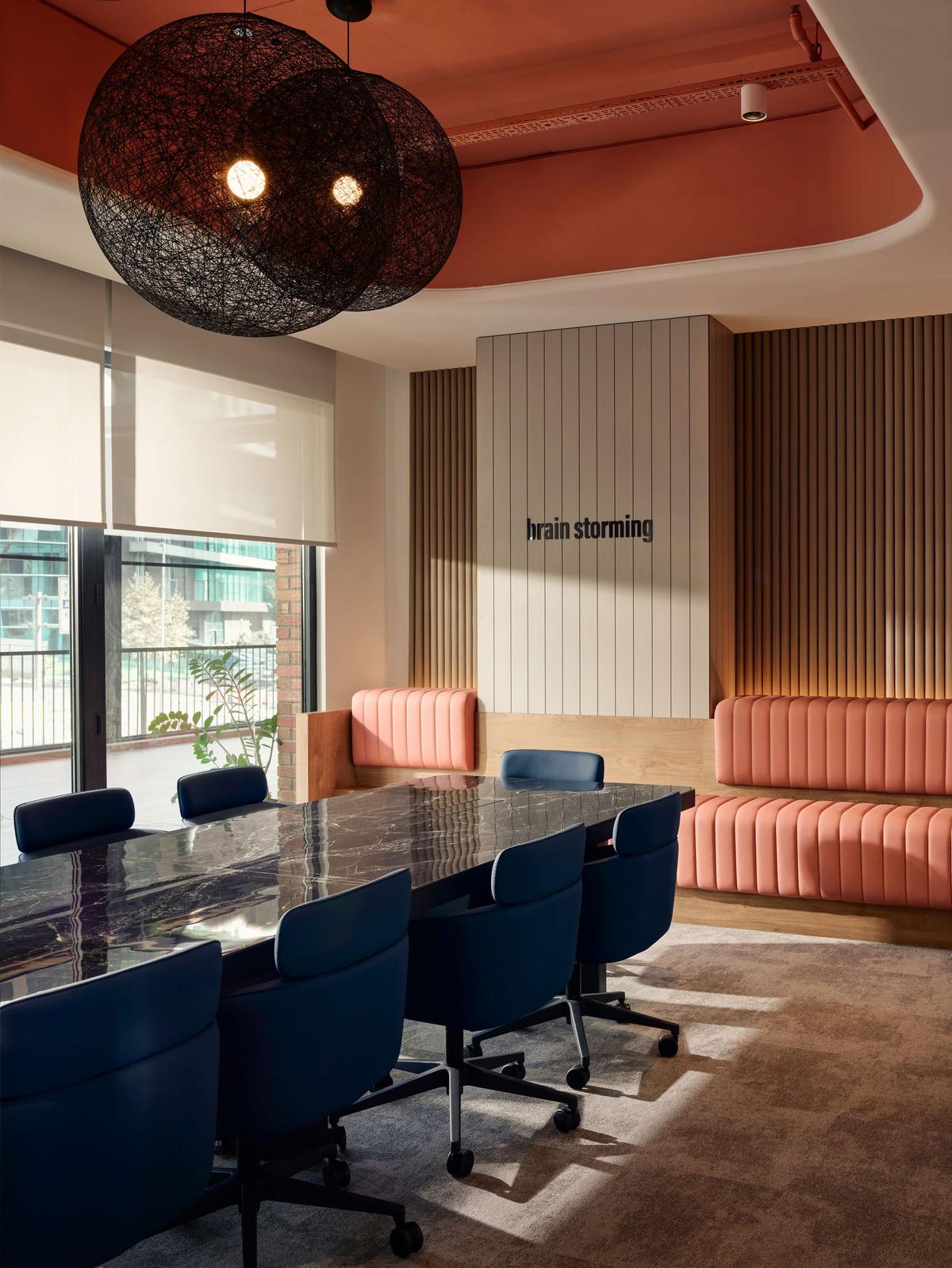 Feyzi ��ó��˹̹�����칫�ң������ʸи߶�����