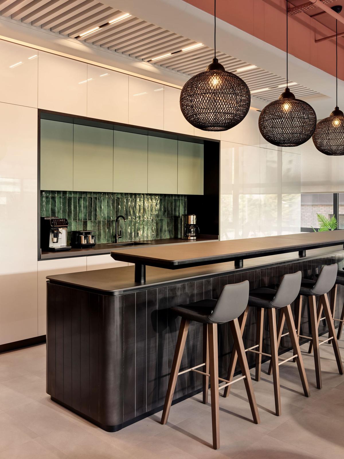 Feyzi ��ó��˹̹�����칫�ң������ʸи߶�����