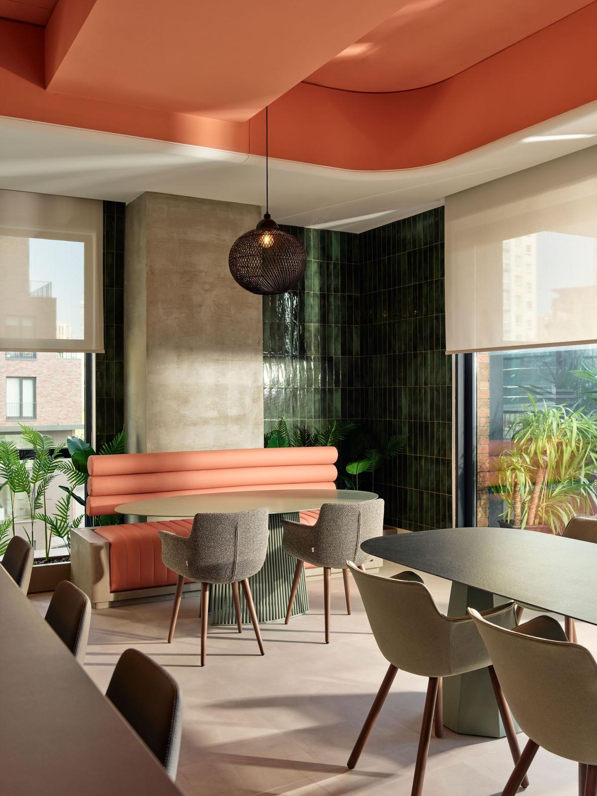 Feyzi ��ó��˹̹�����칫�ң������ʸи߶�����