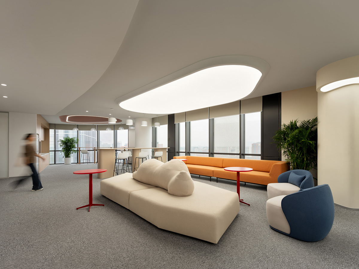 �����ع������Ӷ����ӡ������з��������������罻�򡱵�˫������