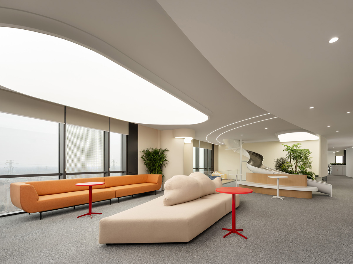 �����ع������Ӷ����ӡ������з��������������罻�򡱵�˫������