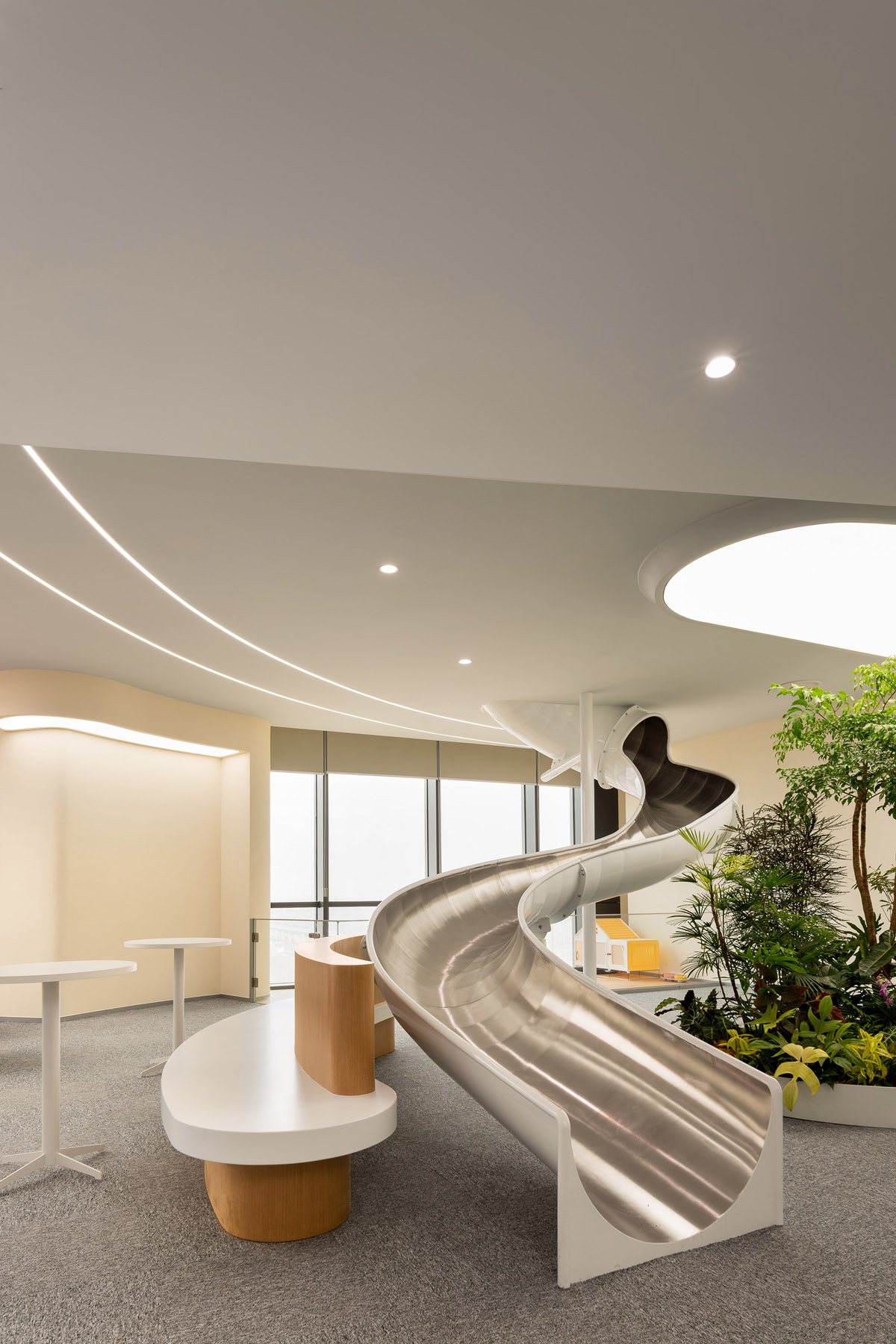 �����ع������Ӷ����ӡ������з��������������罻�򡱵�˫������